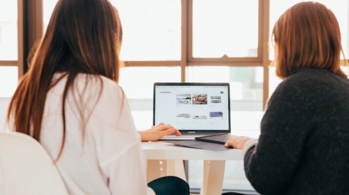 Dwie kobiety stawiają stronę internetową